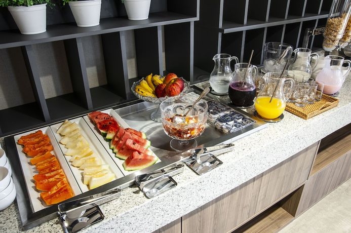 Imagen del bar/restaurante del Hotel Holiday Inn Express Farroupilha, An Ihg. Foto 3