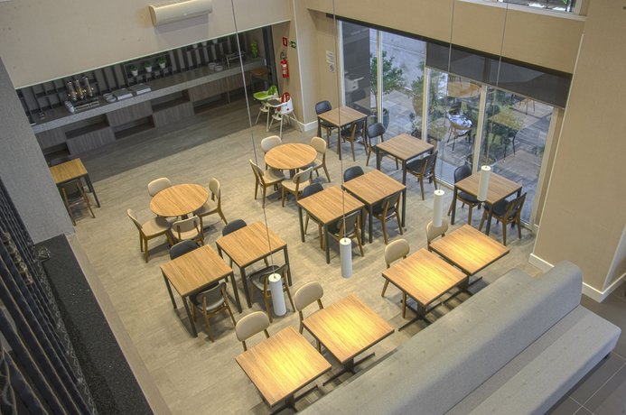 Imagen del bar/restaurante del Hotel Holiday Inn Express Farroupilha, An Ihg. Foto 4