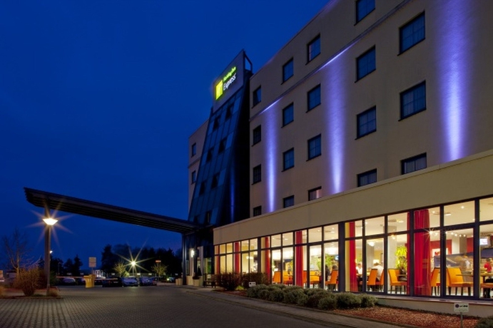 Imagen de los exteriores del Hotel Holiday Inn Express Frankfurt Airport, An Ihg. Foto 10