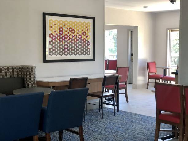 Imagen del bar/restaurante del Hotel Holiday Inn Express Ft Bragg, An Ihg. Foto 8