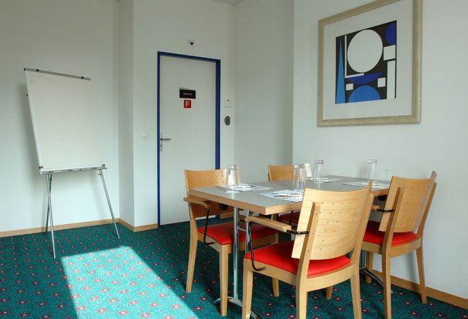 Imagen de los interiores del Hotel Holiday Inn Express Geneva Airport, An Ihg. Foto 11