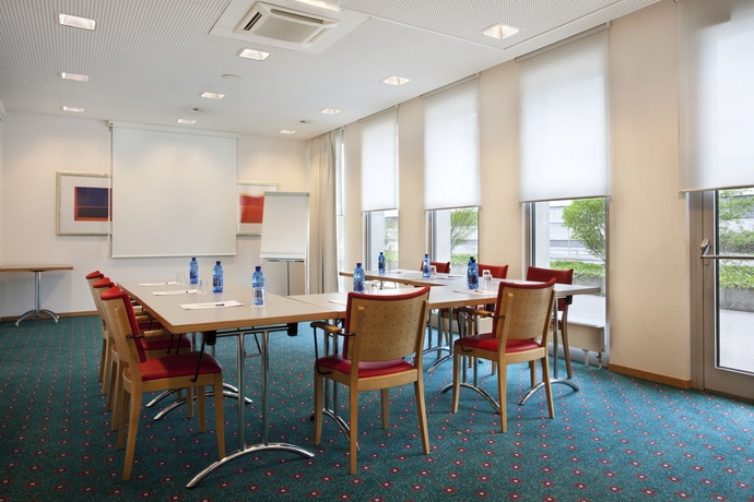 Imagen de los interiores del Hotel Holiday Inn Express Geneva Airport, An Ihg. Foto 14