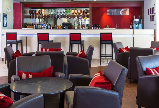 Imagen del bar/restaurante del Hotel Holiday Inn Express Glasgow Airport, An Ihg. Foto 7