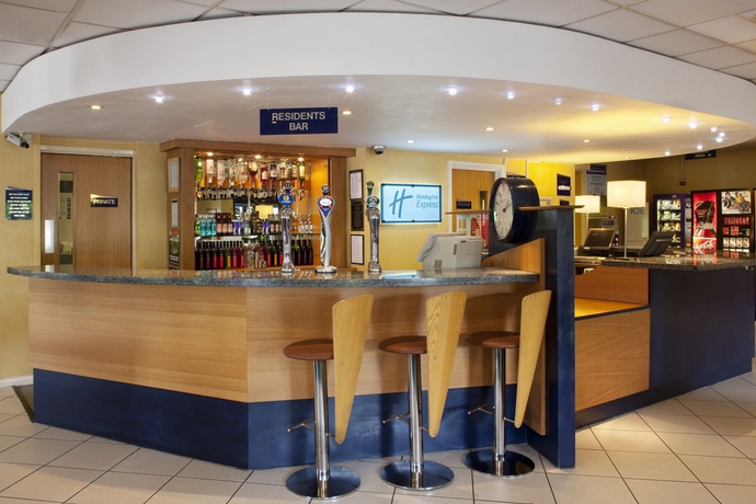 Imagen del bar/restaurante del Hotel Holiday Inn Express Gloucester - South, An Ihg. Foto 3