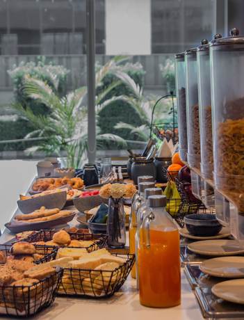 Imagen del bar/restaurante del Hotel Holiday Inn Express Gurugram Sector 50, An Ihg. Foto 4