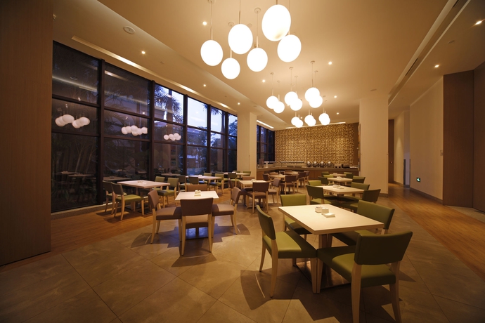 Imagen del bar/restaurante del Hotel Holiday Inn Express Haikou West Coast, An Ihg. Foto 3