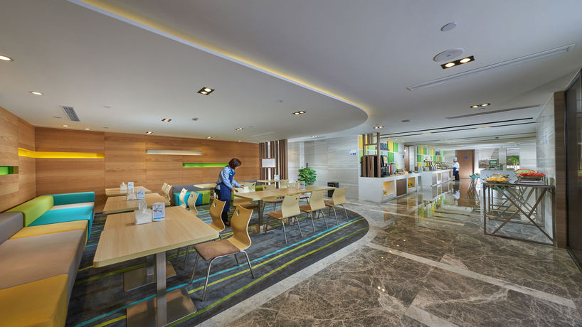 Imagen del bar/restaurante del Hotel Holiday Inn Express Hangzhou Huanglong, An Ihg. Foto 6