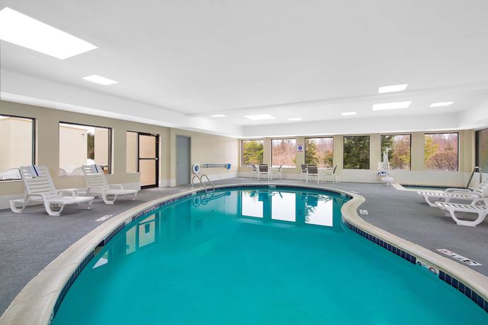 Imagen de la piscina del Hotel Holiday Inn Express Harrisburg Ne, An Ihg. Foto 20