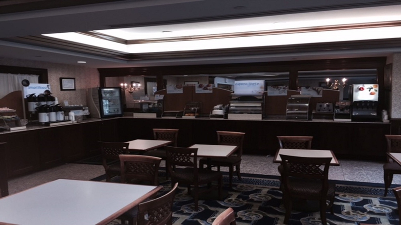 Imagen del bar/restaurante del Hotel Holiday Inn Express Hauppauge-Long Island. Foto 3