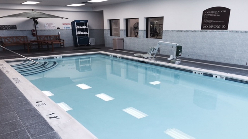 Imagen de la piscina del Hotel Holiday Inn Express Hauppauge-Long Island. Foto 15
