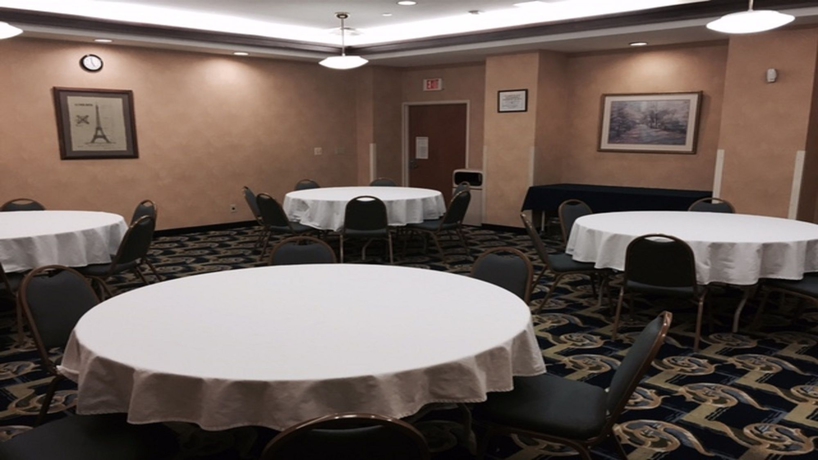 Imagen del bar/restaurante del Hotel Holiday Inn Express Hauppauge-Long Island. Foto 6