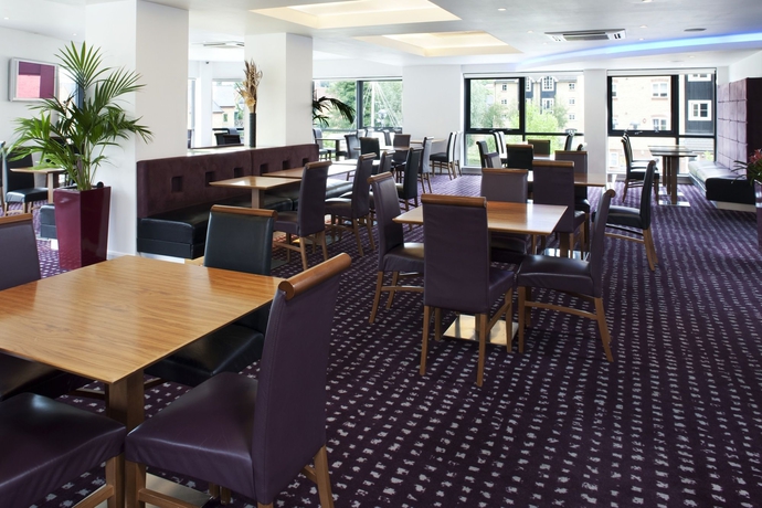 Imagen del bar/restaurante del Hotel Holiday Inn Express Hemel Hempstead, An Ihg. Foto 4