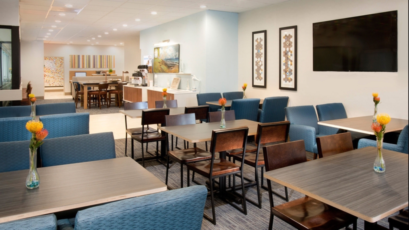 Imagen del bar/restaurante del Hotel Holiday Inn Express Hilton Head Island, An Ihg. Foto 5