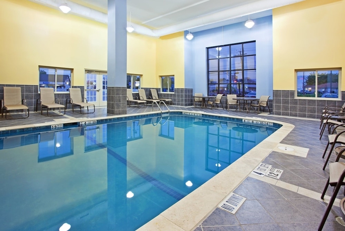 Imagen de la piscina del Hotel Holiday Inn Express Hotel And Suites Niagara Falls. Foto 19