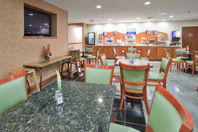 Imagen del bar/restaurante del Hotel Holiday Inn Express Hotel & Suites Wilson - Hayes Place, an IHG Hotel. Foto 2