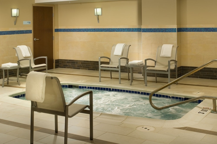 Imagen de la piscina del Hotel Holiday Inn Express Hotel and Suites Alexandria Fort Belvoir. Foto 19