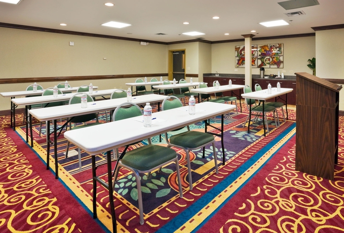 Imagen de los interiores del Hotel Holiday Inn Express Hotel and Suites Birmingham Inverness 280. Foto 13