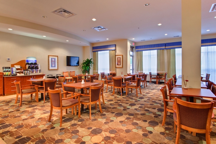 Imagen del bar/restaurante del Hotel Holiday Inn Express Hotel and Suites Edmonton South. Foto 2