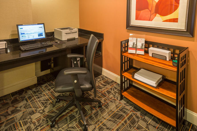 Imagen de los interiores del Hotel Holiday Inn Express I-26 And Us 29 At Westgate Mall. Foto 11