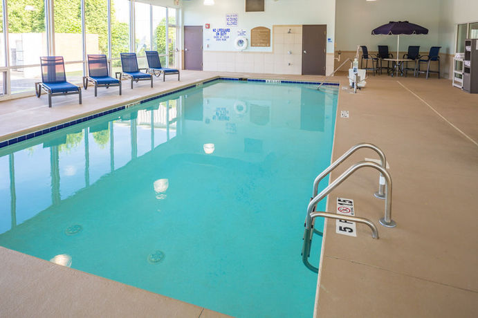 Imagen de la piscina del Hotel Holiday Inn Express I-26 And Us 29 At Westgate Mall. Foto 15
