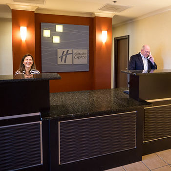 Imagen de los interiores del Hotel Holiday Inn Express I-26 And Us 29 At Westgate Mall. Foto 13