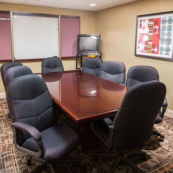 Imagen de los interiores del Hotel Holiday Inn Express I-26 And Us 29 At Westgate Mall. Foto 14