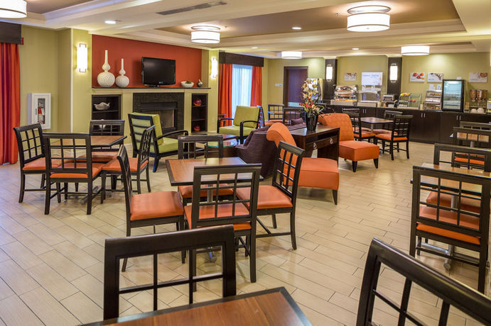 Imagen del bar/restaurante del Hotel Holiday Inn Express I-26 And Us 29 At Westgate Mall. Foto 1