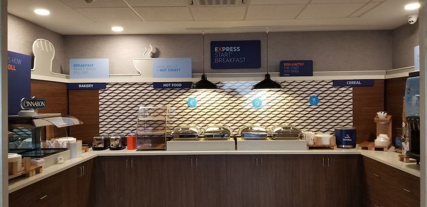 Imagen del bar/restaurante del Hotel Holiday Inn Express Indiana, an IHG. Foto 10