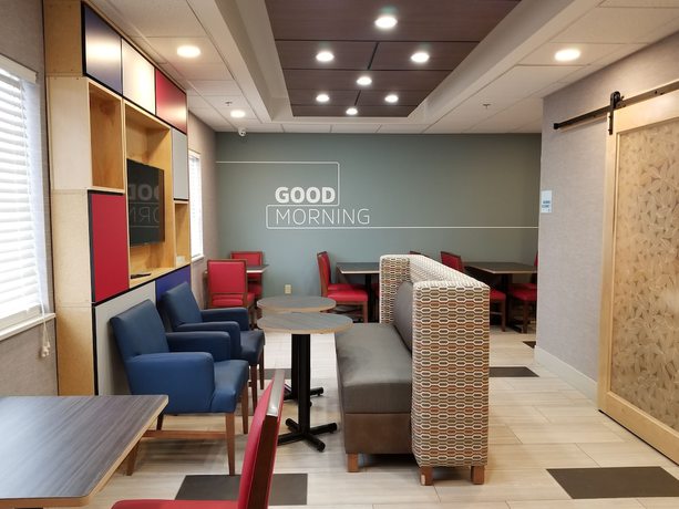 Imagen del bar/restaurante del Hotel Holiday Inn Express Indiana, an IHG. Foto 11