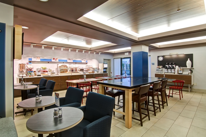 Imagen del bar/restaurante del Hotel Holiday Inn Express Kamloops. Foto 6