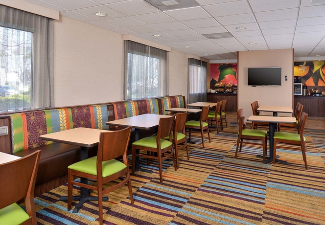 Imagen del bar/restaurante del Hotel Holiday Inn Express Kenner - New Orleans Airport, An Ihg. Foto 3