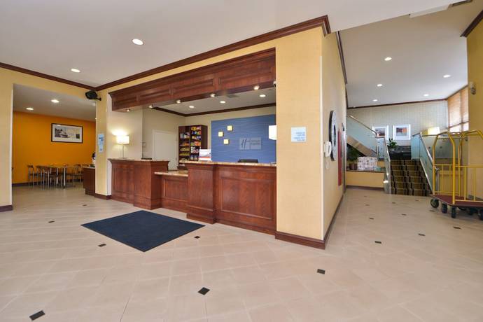 Imagen de los interiores del Hotel Holiday Inn Express La Guardia Airport. Foto 19