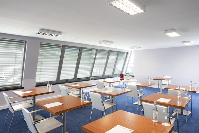 Imagen de los interiores del Hotel Holiday Inn Express Lisbon Airport. Foto 15