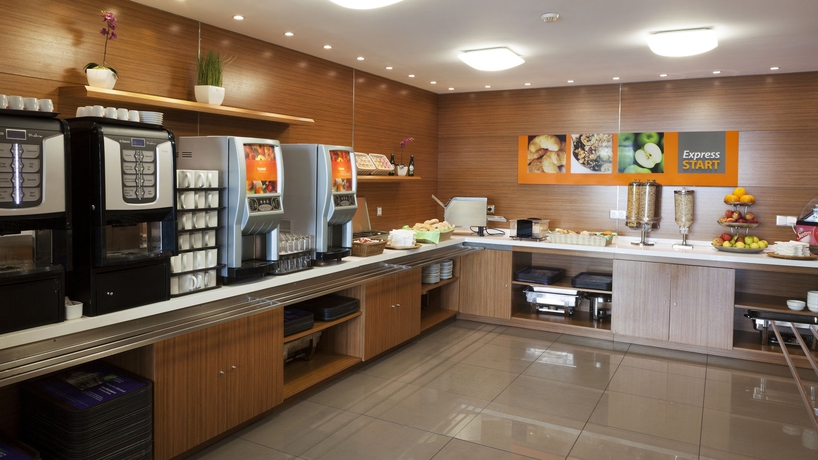 Imagen del bar/restaurante del Hotel Holiday Inn Express Lisbon Airport. Foto 2