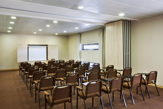 Imagen de los interiores del Hotel Holiday Inn Express Lisbon - Oeiras, An Ihg. Foto 10