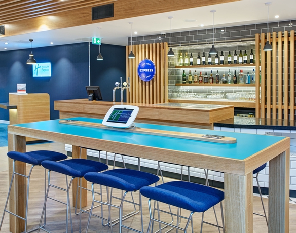 Imagen del bar/restaurante del Hotel Holiday Inn Express London - Ealing. Foto 2