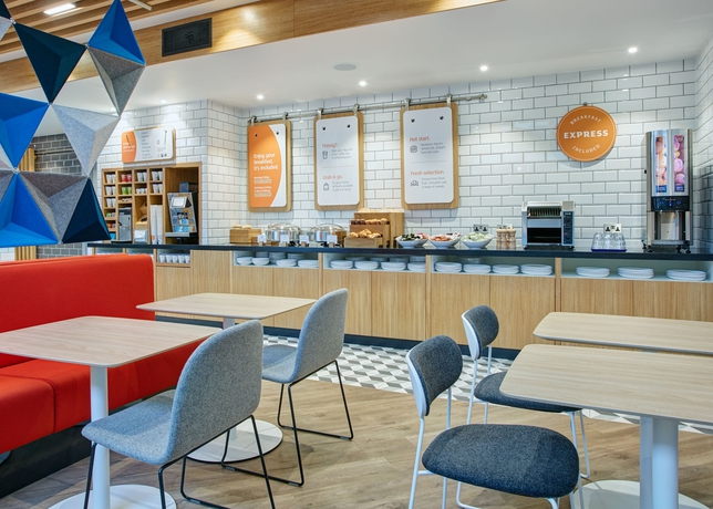 Imagen del bar/restaurante del Hotel Holiday Inn Express London - Ealing. Foto 3