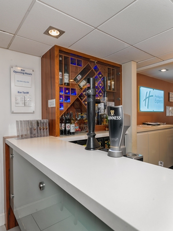 Imagen del bar/restaurante del Hotel Holiday Inn Express London Gatwick Crawley. Foto 3