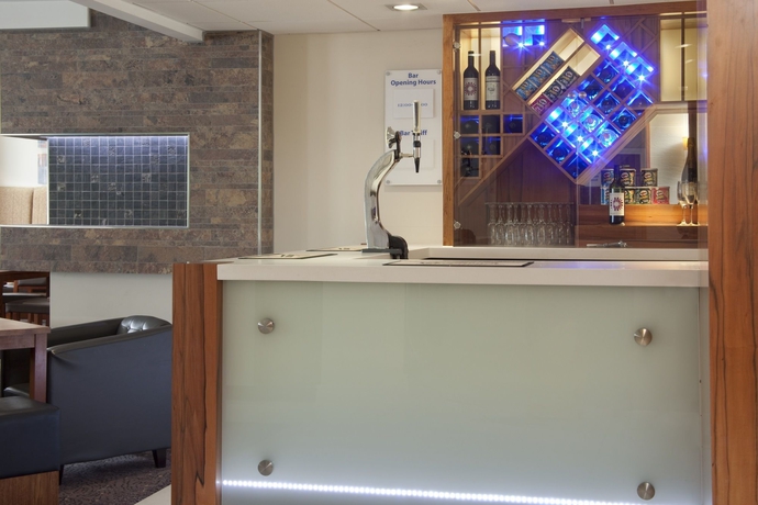 Imagen del bar/restaurante del Hotel Holiday Inn Express London Gatwick Crawley. Foto 4