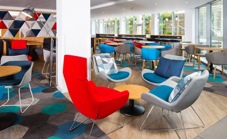 Imagen del bar/restaurante del Hotel Holiday Inn Express London Hammersmith. Foto 4