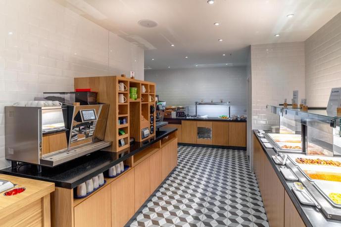 Imagen de los interiores del Hotel Holiday Inn Express London Heathrow T4, an IHG Hotel. Foto 8