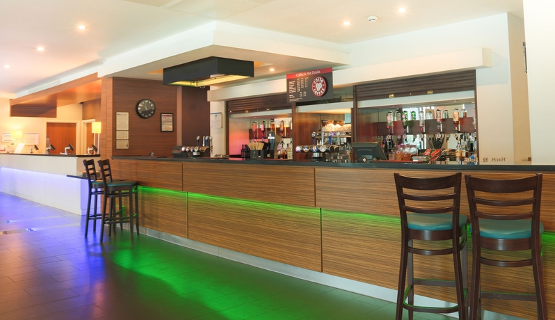 Imagen del bar/restaurante del Hotel Holiday Inn Express London Heathrow T5, An Ihg. Foto 6