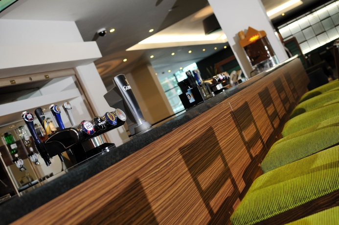 Imagen del bar/restaurante del Hotel Holiday Inn Express London Heathrow T5, An Ihg. Foto 7