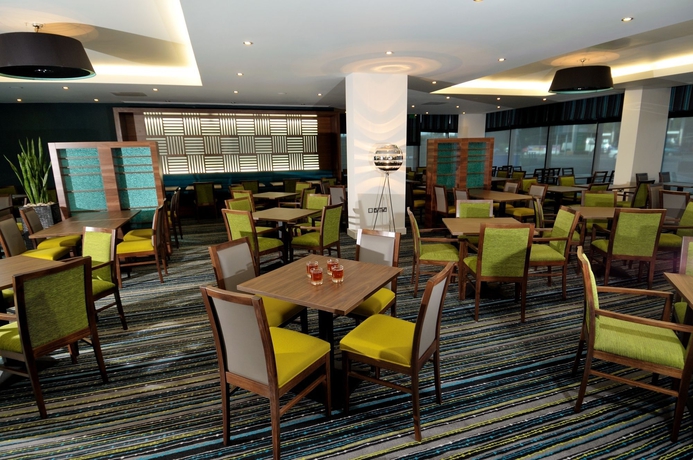 Imagen del bar/restaurante del Hotel Holiday Inn Express London Heathrow T5, An Ihg. Foto 8