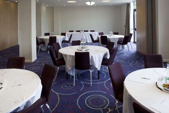 Imagen de los interiores del Hotel Holiday Inn Express London - Newbury Park, An Ihg. Foto 12