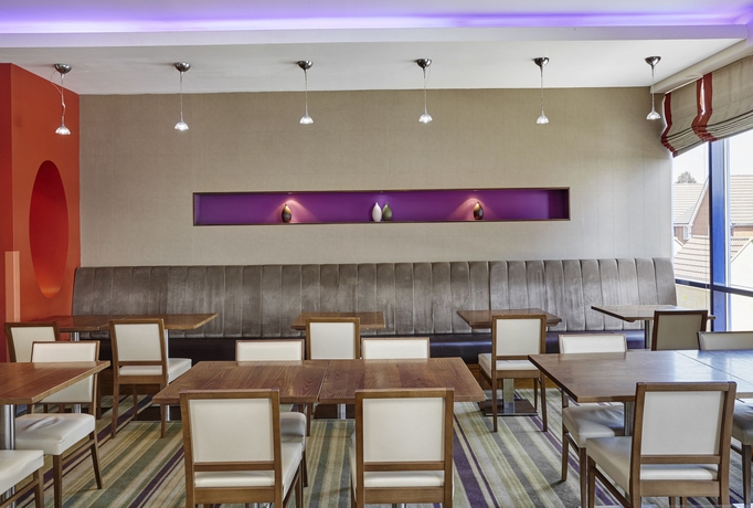 Imagen del bar/restaurante del Hotel Holiday Inn Express London - Newbury Park, An Ihg. Foto 2