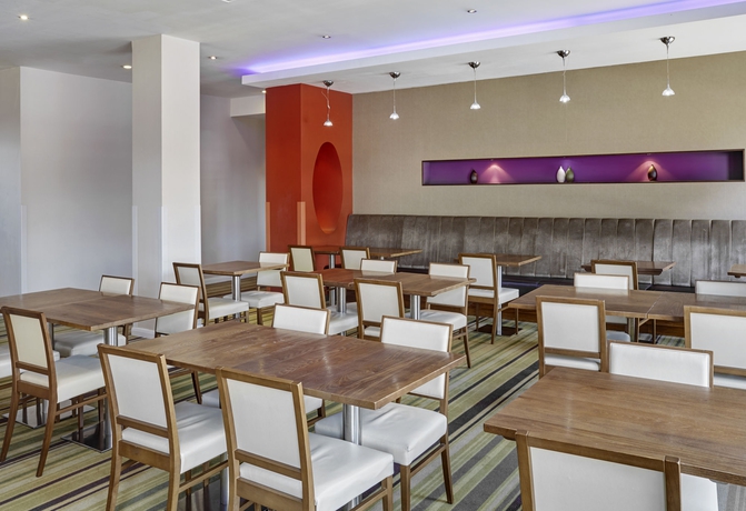 Imagen del bar/restaurante del Hotel Holiday Inn Express London - Newbury Park, An Ihg. Foto 3