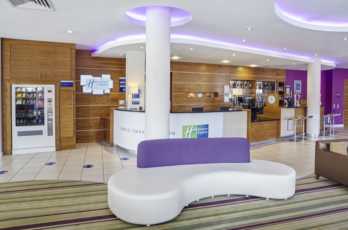 Imagen de los interiores del Hotel Holiday Inn Express London - Newbury Park, An Ihg. Foto 16