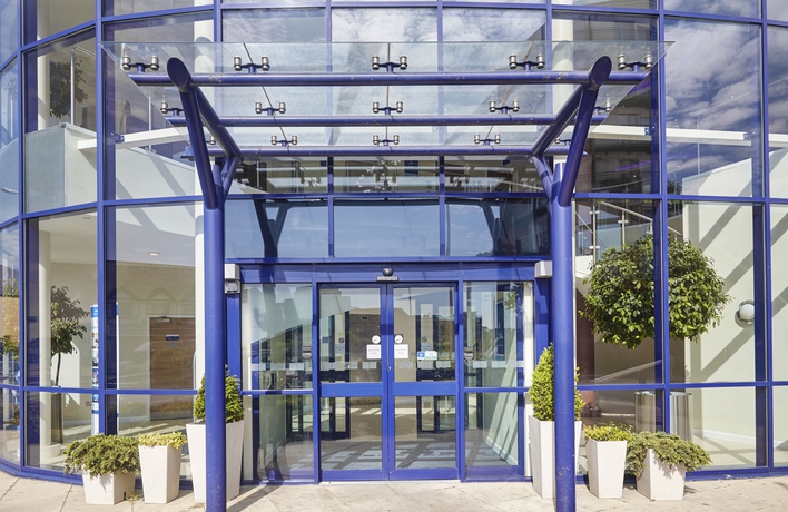 Imagen de los exteriores del Hotel Holiday Inn Express London - Newbury Park, An Ihg. Foto 11