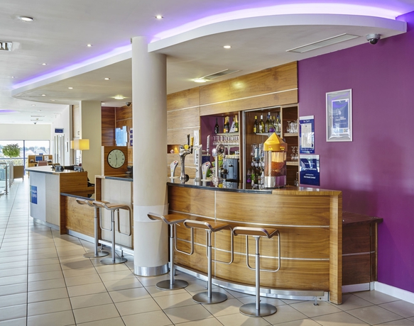 Imagen del bar/restaurante del Hotel Holiday Inn Express London - Newbury Park, An Ihg. Foto 4